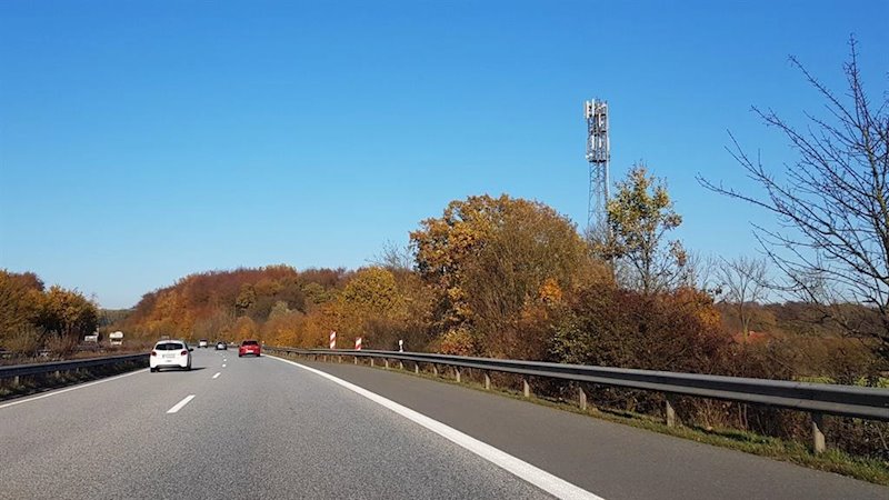 ep antenas en torre de telecomunicaciones en una carretera de alemania