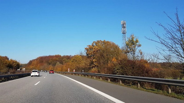 ep antenas en torre de telecomunicaciones en una carretera de alemania