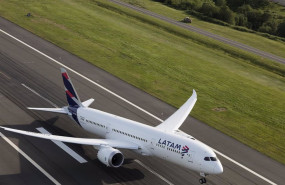 ep archivo - avion latam boeing 787 dreamliner despegando