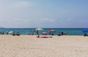 ep archivo   banistas en playa de palma en una imagen de 2019