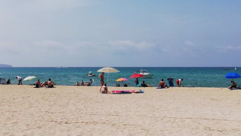 Archivo - Bañistas en Playa de Palma, en una imagen de 2019. | EUROPA PRESS - Archivo ep archivo banistas en playa de palma en una imagen de 2019
