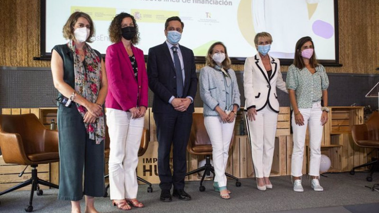 Archivo - Clausura del acto de la presentación de la línea de emprendedoras digitales, celebrado el pasado julio, con la presencia de la vicepresidenta primera y ministra de Asuntos Económicos y Transformación Digital, Nadia Calvio (3i). | Alejandro Martínez Vélez - Europa Press - Archivo ep archivo clausura del acto de la presentacion de la linea de emprendedoras digitales celebrado