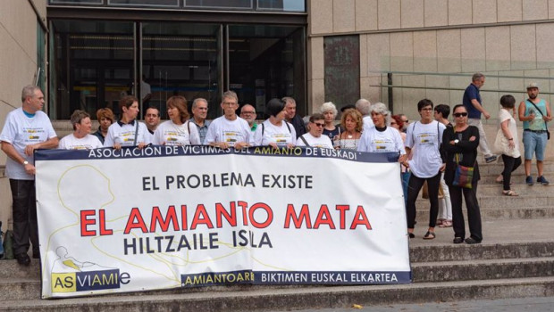 ep archivo   concentracion de la asociacion de victimas del amianto de euskadi