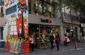 ep archivo   gente pasenado cerca de una tienda