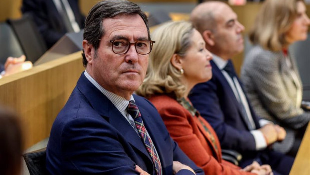 ep archivo   i d el presidente de la ceoe antonio garamendi la vicepresidenta primera y ministra de