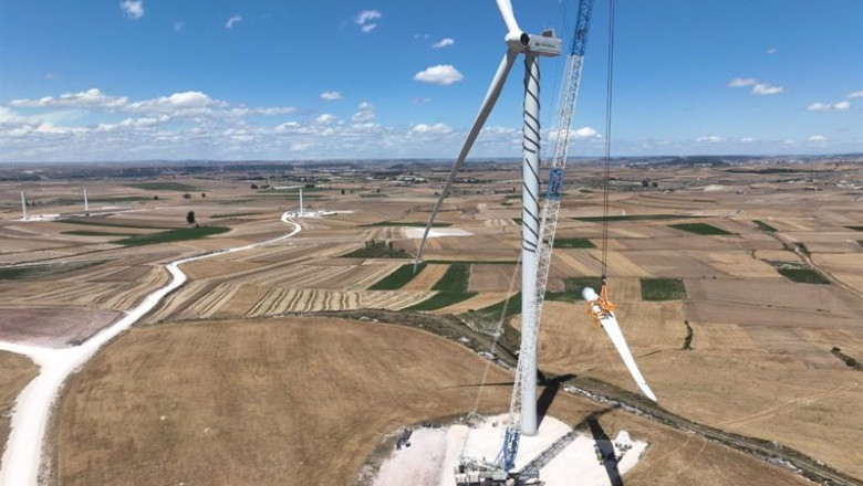 Archivo - Iberdrola instala el primer aerogenerador de uno de sus parques ólicos más potentes de CyL. | IBERDROLA - Archivo ep archivo iberdrola instala el primer aerogenerador de uno de sus parques olicos mas potentes de