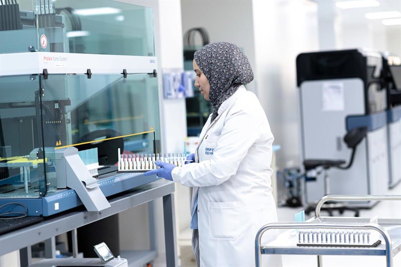 Grifols eleva su inversión en Egipto en 180 millones para duplicar sus centros de plasma