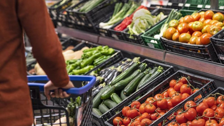 ep archivo lineal de fruta y verdura de un supermercado ep archivo lineal de fruta y verdura de un supermercado