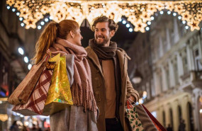 ep archivo   pareja joven paseando por un centro comercial en navidad