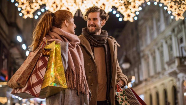 ep archivo   pareja joven paseando por un centro comercial en navidad