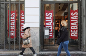 ep archivo   transeuntes pasan por delante de un establecimiento durante la temporada de rebajas en