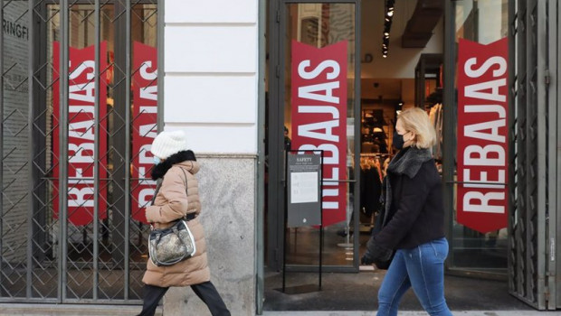 ep archivo transeuntes pasan por delante de un establecimiento durante la temporada de rebajas en ep archivo transeuntes pasan por delante de un establecimiento durante la temporada de rebajas en