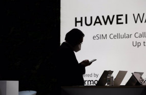 ep archivo   un asistente utiliza un telefono movil en las instalaciones de la segunda jornada de la