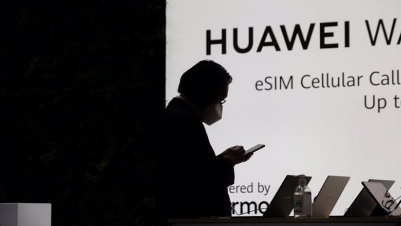 Archivo - Un asistente utiliza un teléfono móvil en las instalaciones de la segunda jornada de la XIV edición del Mobile World Congress (MWC 2021) en el recinto Gran Via de Fira de Barcelona, a 29 de junio de 2021, en L'Hospitalet de Llobregat, Barcelona, | David Zorrakino - Europa Press - Archivo ep archivo un asistente utiliza un telefono movil en las instalaciones de la segunda jornada de la