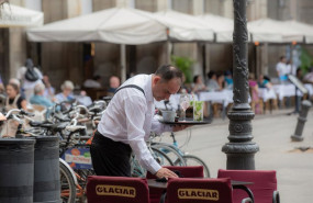 ep archivo   un camarero limpia una mesa en la plaza real de barcelona cataluna espana