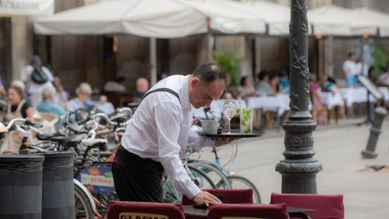 ep archivo   un camarero limpia una mesa en la plaza real de barcelona cataluna espana