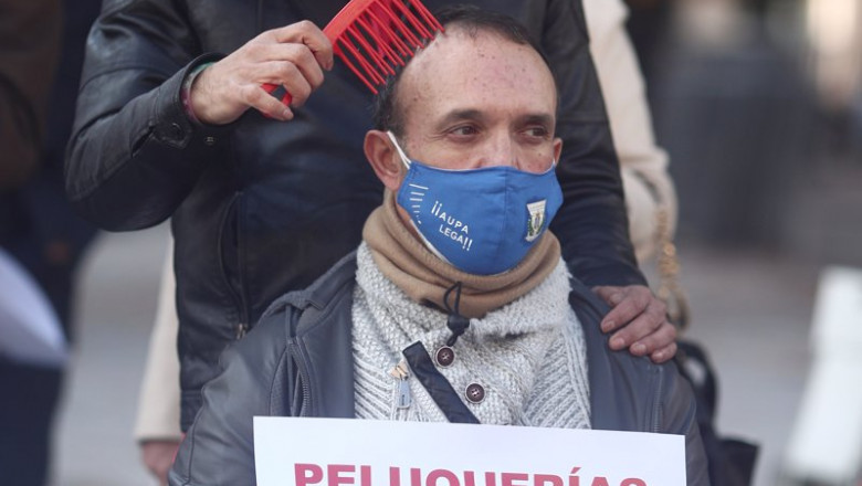 Archivo - Un peluquero peina a un hombre durante una concentración frente al Congreso de los Diputados, en Madrid | Eduardo Parra - Europa Press - Archivo ep archivo un peluquero peina a un hombre durante una concentracion frente al congreso de los