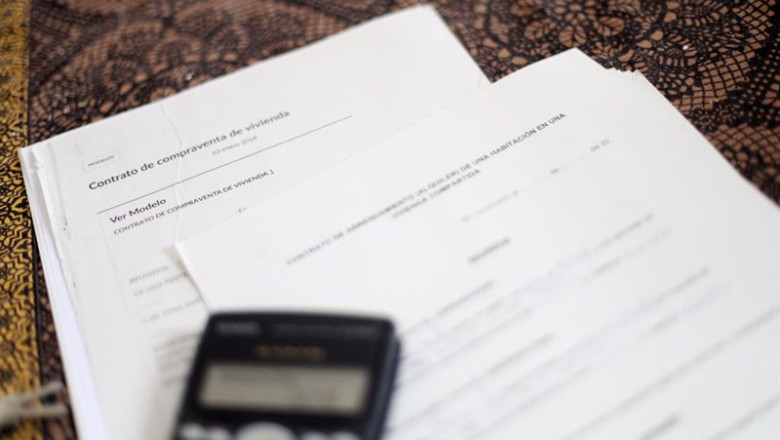 ep archivo una calculadora sobre un contrato de compraventa de vivienda ep archivo una calculadora sobre un contrato de compraventa de vivienda