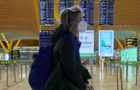 ep archivo - una mujer camina por la terminal t4 del aeropuerto adolfo suarez madrid-barajas a 3 de