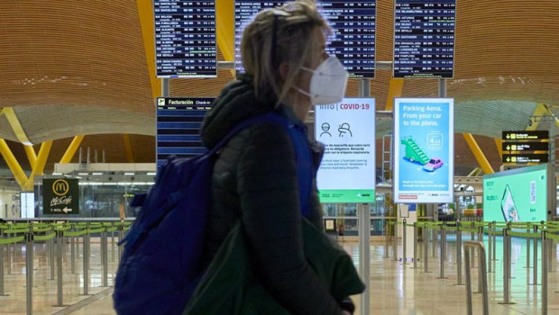 ep archivo - una mujer camina por la terminal t4 del aeropuerto adolfo suarez madrid-barajas a 3 de