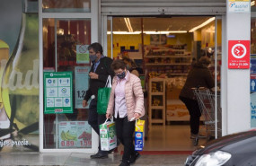 ep archivo   una mujer comprando en un supermercado en galicia