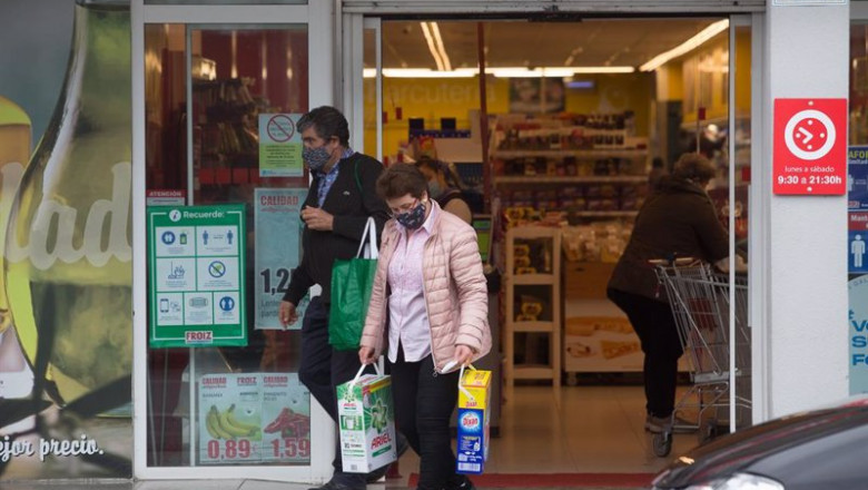 Archivo - Una mujer comprando en un supermercado en Galicia | Carlos Castro - Europa Press - Archivo ep archivo una mujer comprando en un supermercado en galicia