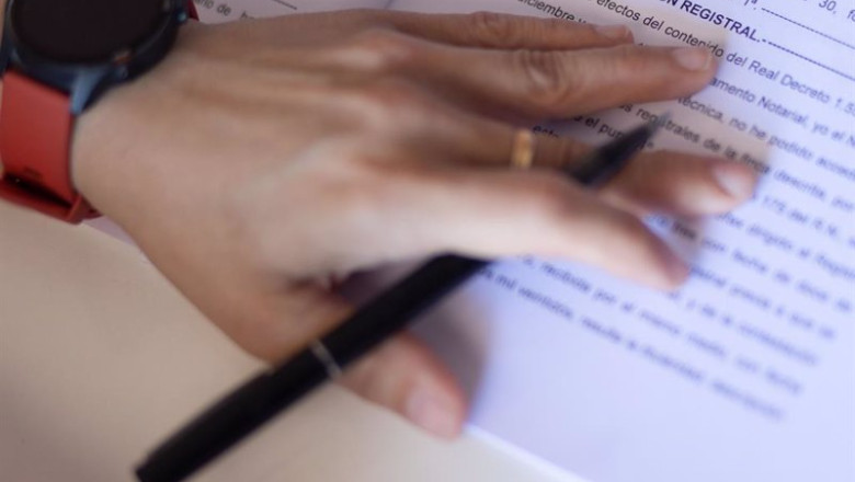 ep archivo una mujer con un boligrafo senala una escritura de compraventa de una hipoteca a 30 de 20221220102902 ep archivo una mujer con un boligrafo senala una escritura de compraventa de una hipoteca a 30 de 20221220102902