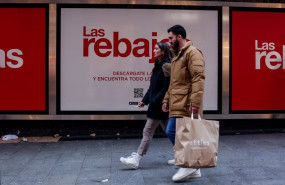 ep archivo   una pareja de compras en la calle comercial de preciados a 7 de enero de 2022 en madrid