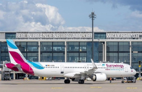 ep avion de eurowings en el aeropuerto de berlin