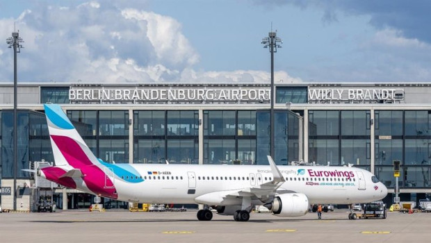 ep avion de eurowings en el aeropuerto de berlin