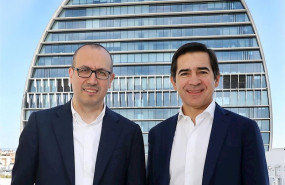 ep carlos torres vila presidente de bbva y el consejero delegado onur gen con el nuevo logo de bbva