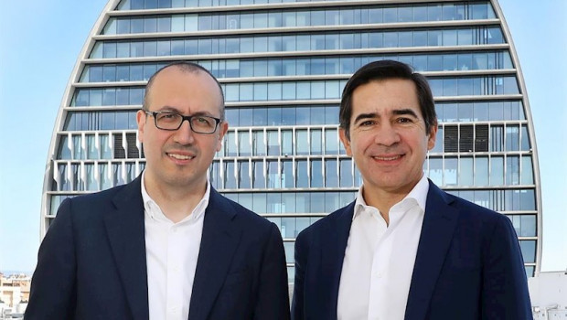 ep carlos torres vila presidente de bbva y el consejero delegado onur gen con el nuevo logo de bbva