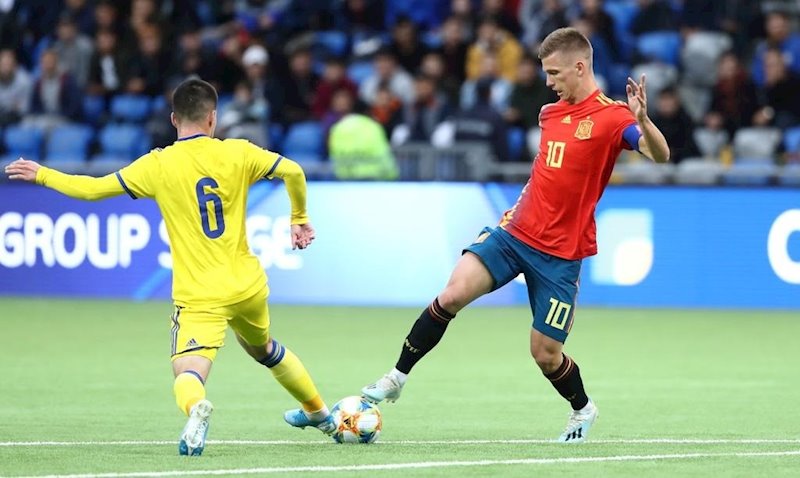 ep dani olmo intenta un regate en el kazajistan-espana sub-21