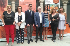 ep directorfestivalmerida jesus cimarro la delegadacultura miriam garcia cabezas la secretariaservicios sociales catalina alarconjeferecusos humanosla once roman martineza miembrosla companiateatro antigona