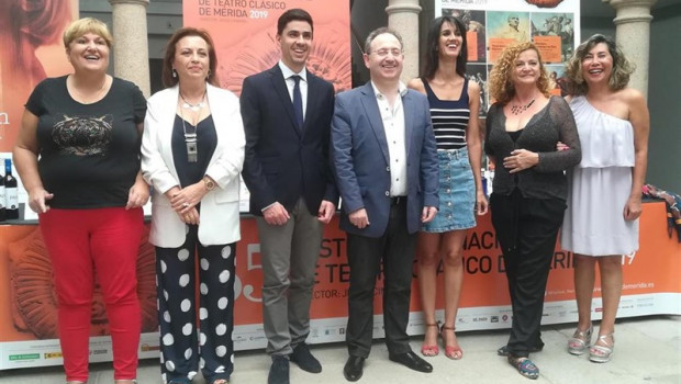 ep directorfestivalmerida jesus cimarro la delegadacultura miriam garcia cabezas la secretariaservicios sociales catalina alarconjeferecusos humanosla once roman martineza miembrosla companiateatro antigona
