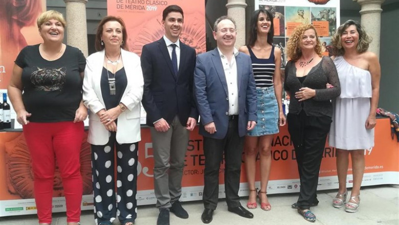 El director del Festival de Mérida Jesús Cimarro, la delegada de Cultura Miriam García Cabezas, la secretaria de Servicios Sociales Catalina Alarcón y el jefe de Recusos Humanos de la Once, Román Martínez junto a Miembros de la compañía de Teatro Antígona | EUROPA PRESS ep directorfestivalmerida jesus cimarro la delegadacultura miriam garcia cabezas la secretariaservicios sociales catalina alarconjeferecusos humanosla once roman martineza miembrosla companiateatro antigona