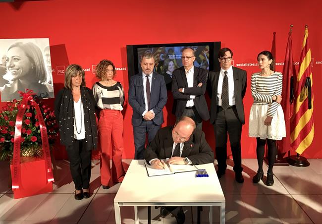 Dirigentes del PSC con el libro de condolencias de PSC por la muerte de C.Chacón | EUROPA PRESS ep dirigentespsclibrocondolenciaspscla muertecchacon
