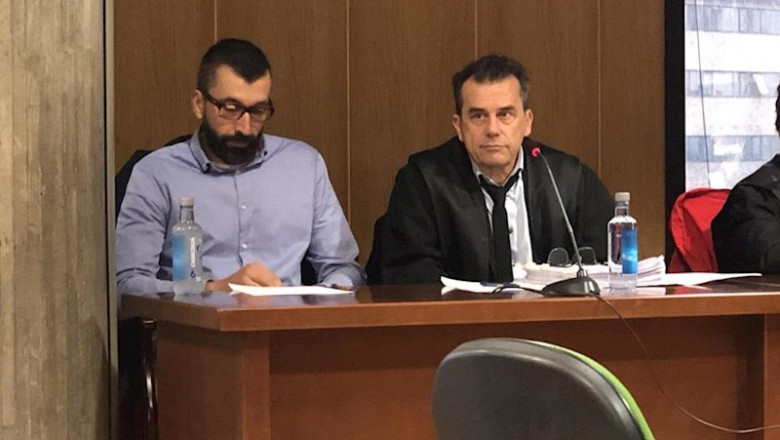 El acusado por el crimen de Ana Enjamio, César A.O., durante la vista celebrada en la sección quinta de la Audiencia Provincial de Pontevedra, junto a su abogado. | PAULA JUSTO-EUROPA PRESS ep el acusado por el crimen de ana enjamio cesar ao durante la vista celebrada en la seccion quinta