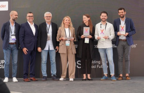 ep el director general de santander espana con los ganadores del sx spain award ep el director general de santander espana con los ganadores del sx spain award
