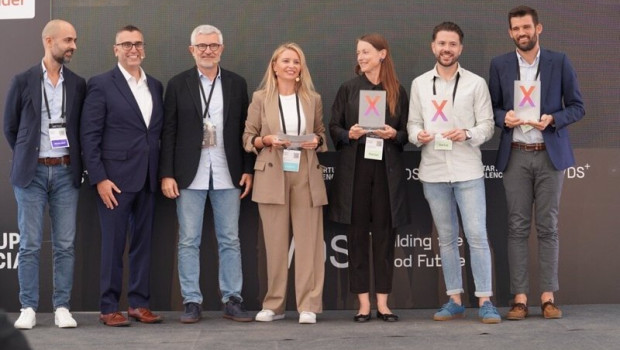 ep el director general de santander espana con los ganadores del sx spain award