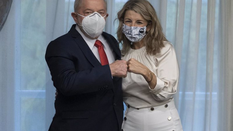 El expresidente de Brasil Luiz Inácio Lula da Silva y la ministra de Trabajo y Economía Social, Yolanda Díaz, posan antes de su reunión, en el Hotel Wellington de Madrid, a 19 de noviembre de 2021, en Madrid (España). | Eduardo Parra - Europa Press ep el expresidente de brasil luiz inacio lula da silva y la ministra de trabajo y economia social