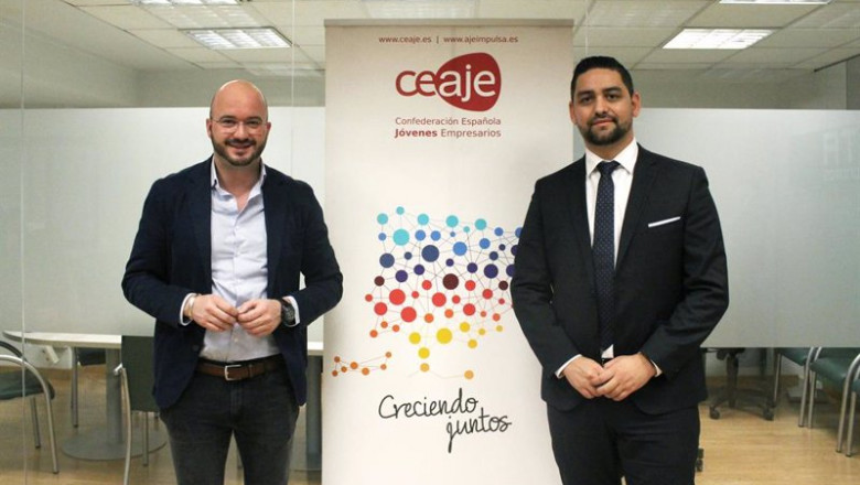 El presidente de la CEAJE, Fermín Albaladejo, y el presidente de la Comisión de Jóvenes Economistas del CGE, Samuel Cruz, durante la firma del acuerdo. | CEAJE ep el presidente de la ceaje fermin albaladejo y el presidente de la comision de jovenes economistas