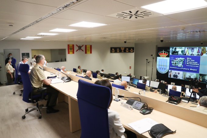 ep el rey felipe vi mantiene una videoconferencia con militares desde la base de retamares madrid
