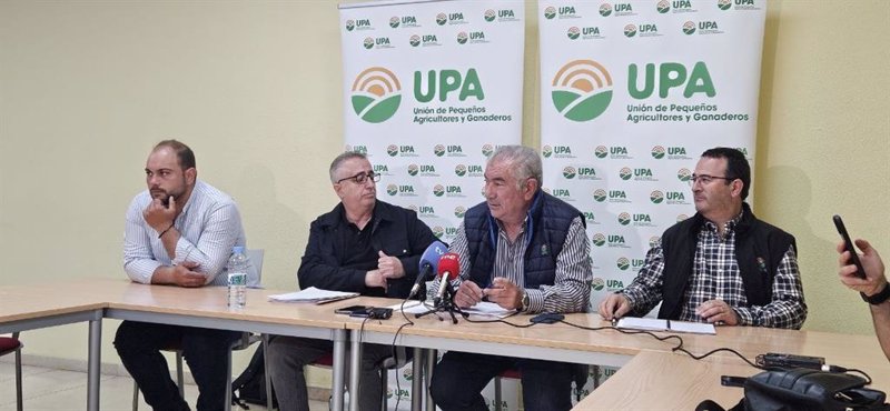 ep el secretario general de agricultura de upa ignacio huertas segundo por la izq junto al ep el secretario general de agricultura de upa ignacio huertas segundo por la izq junto al