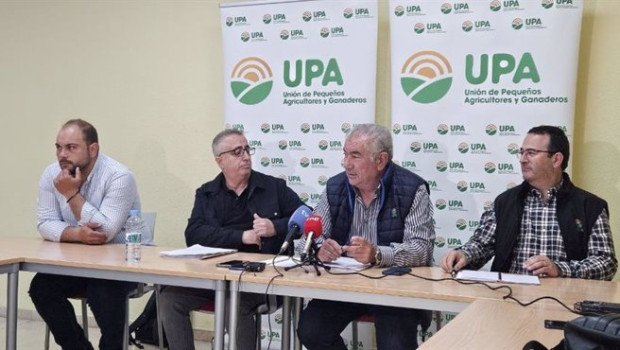 ep el secretario general de agricultura de upa ignacio huertas segundo por la izq junto al