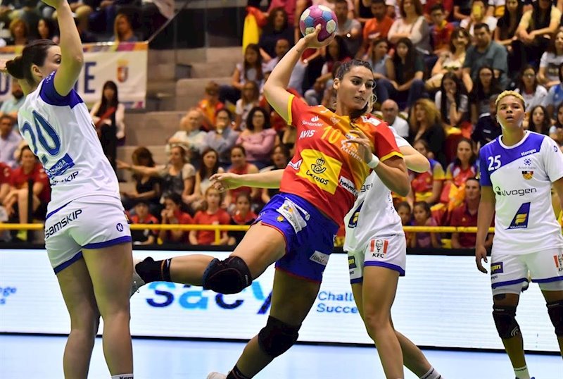 ep eli cesareo durante un partido con la seleccion espanola de balonmano femenino