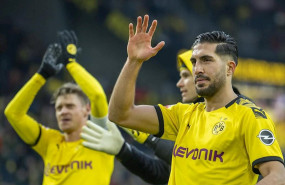 ep emre can y los jugadores del borussia dortmund saludan a su aficion tras un partido