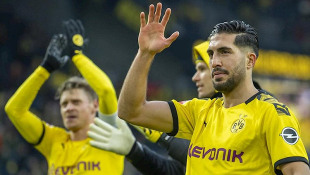 ep emre can y los jugadores del borussia dortmund saludan a su aficion tras un partido