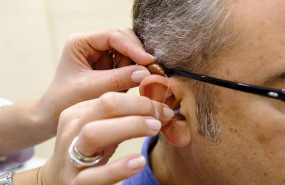 ep especialista haciendo una prueba de audifono