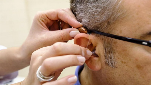 ep especialista haciendo una prueba de audifono
